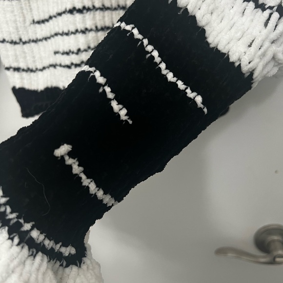 Hand made sweater, one of a kind, soft, sexy and very feminine ❤️ - Picture 3 of 7